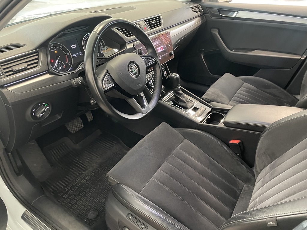 Skoda Superb YLN893