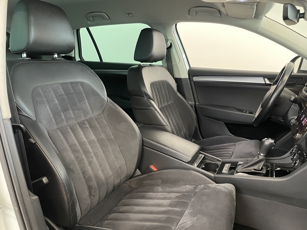 Skoda Superb YLN893