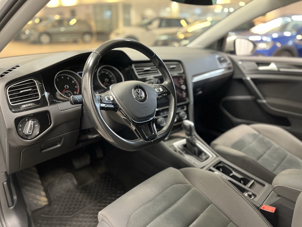 Volkswagen Golf YLY909