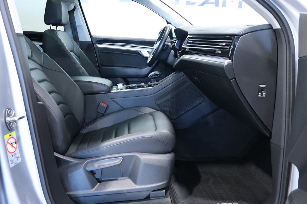 Volkswagen Touareg YMW843