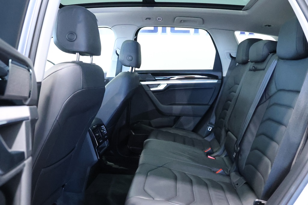 Volkswagen Touareg YMW843