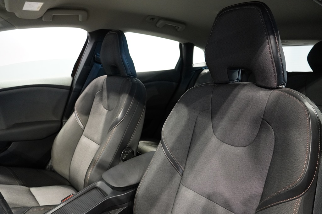 Volvo V40 YNJ465