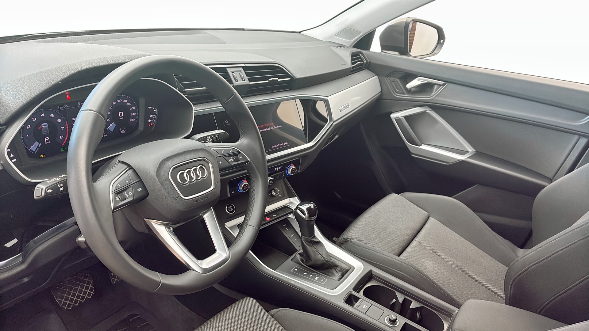 Audi Q3 YNJ69T