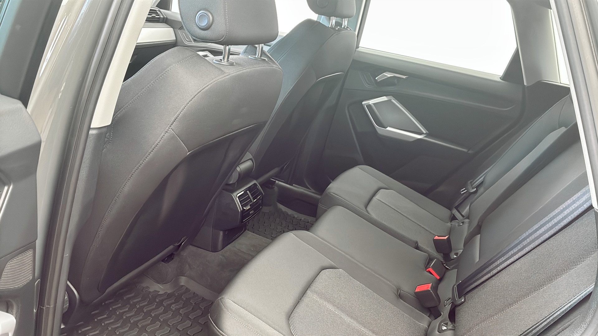 Audi Q3 YNJ69T