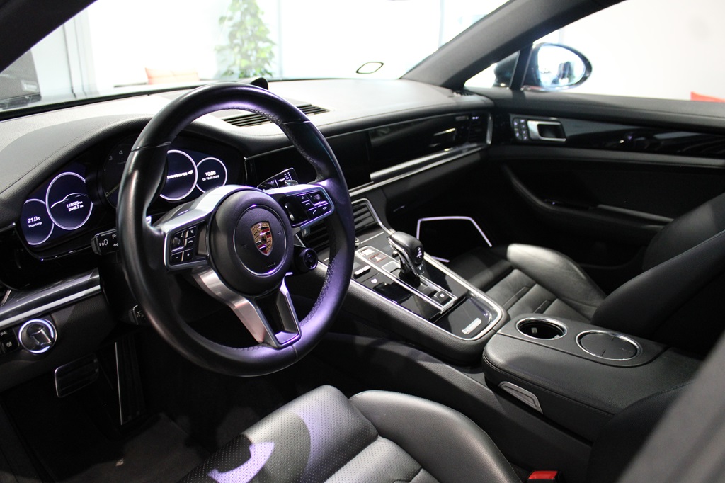 Porsche Panamera YOZ898
