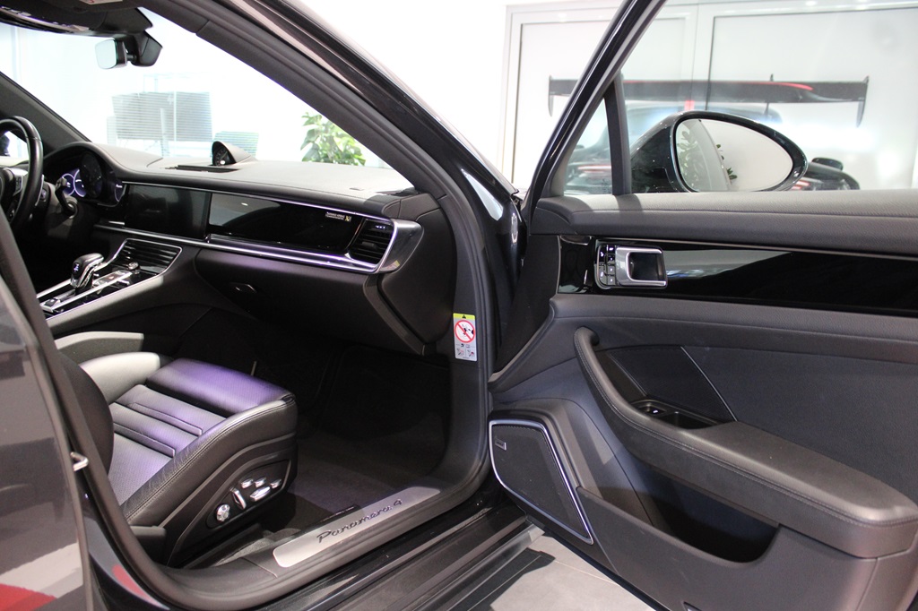 Porsche Panamera YOZ898