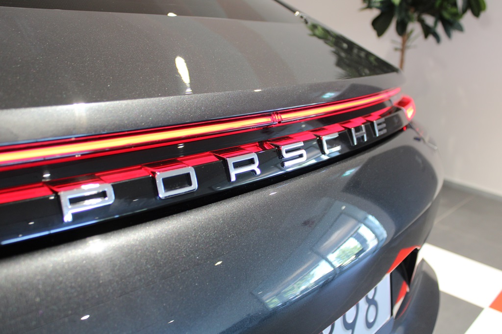 Porsche Panamera YOZ898