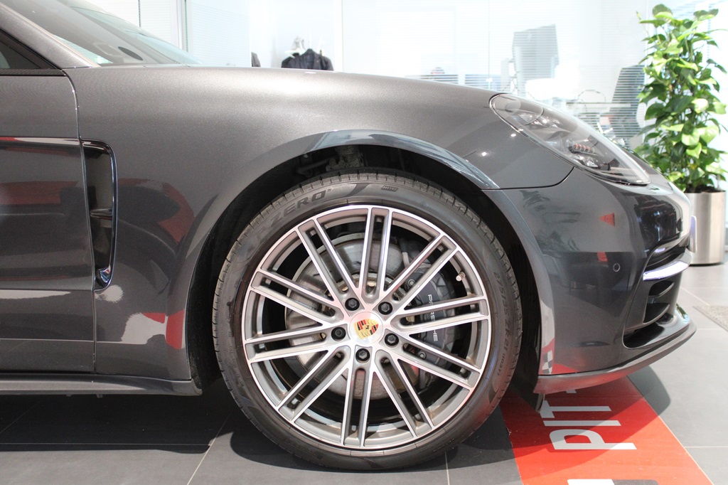 Porsche Panamera YOZ898