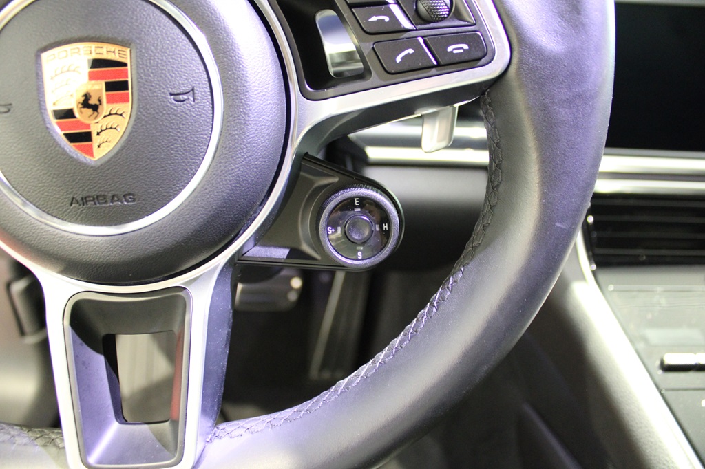 Porsche Panamera YOZ898