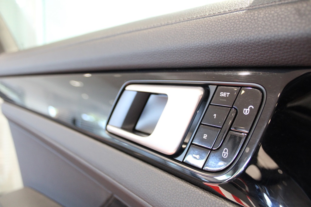 Porsche Panamera YOZ898