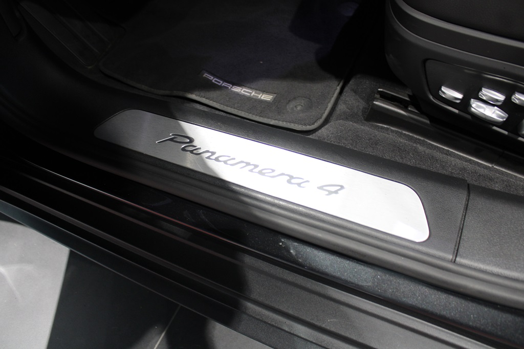 Porsche Panamera YOZ898