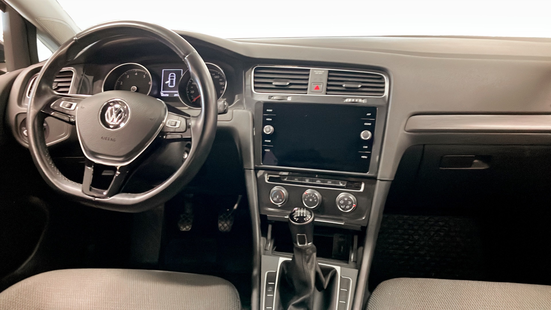 Volkswagen Golf YRL806