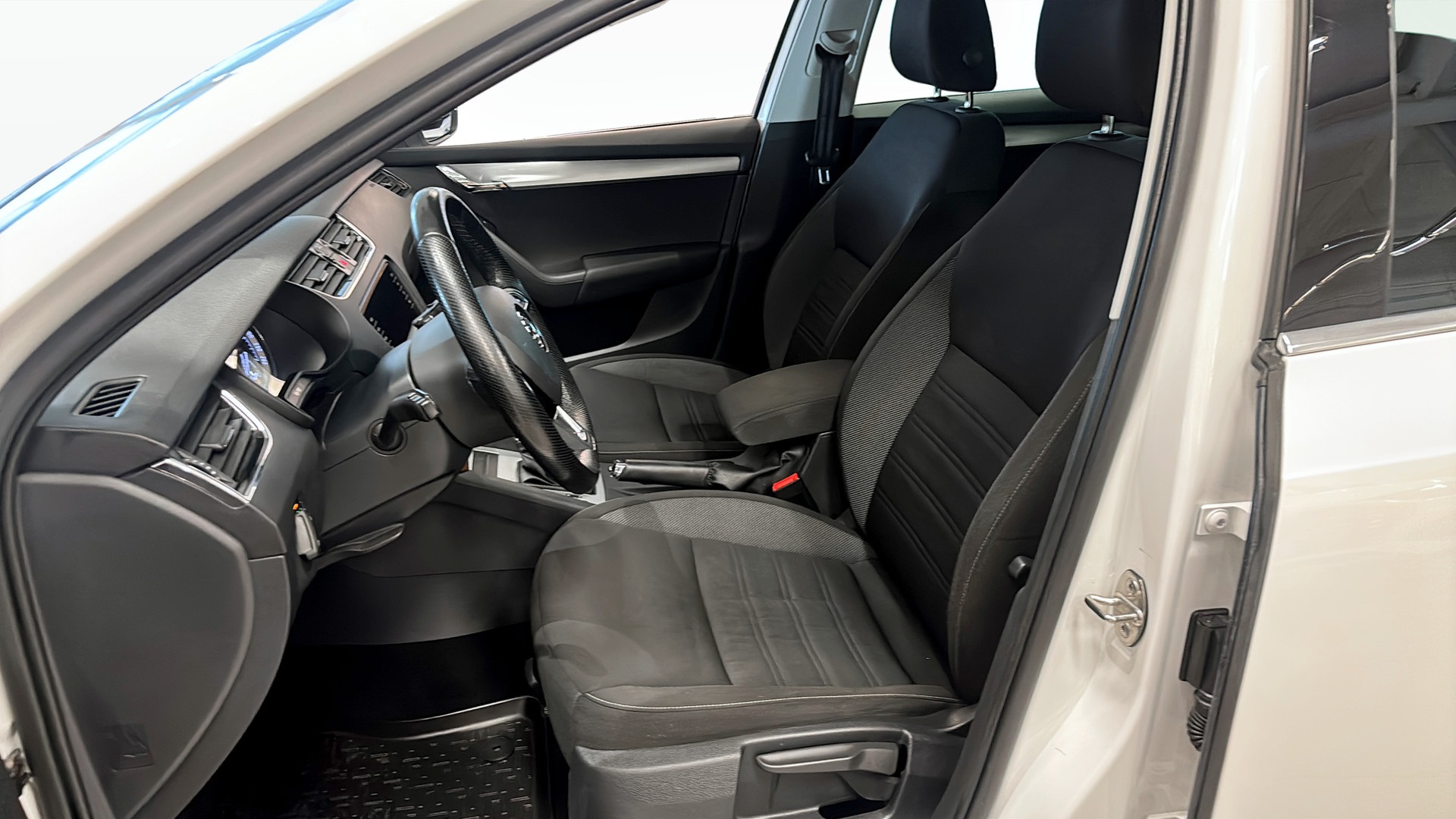 Skoda Octavia Combi YTD303