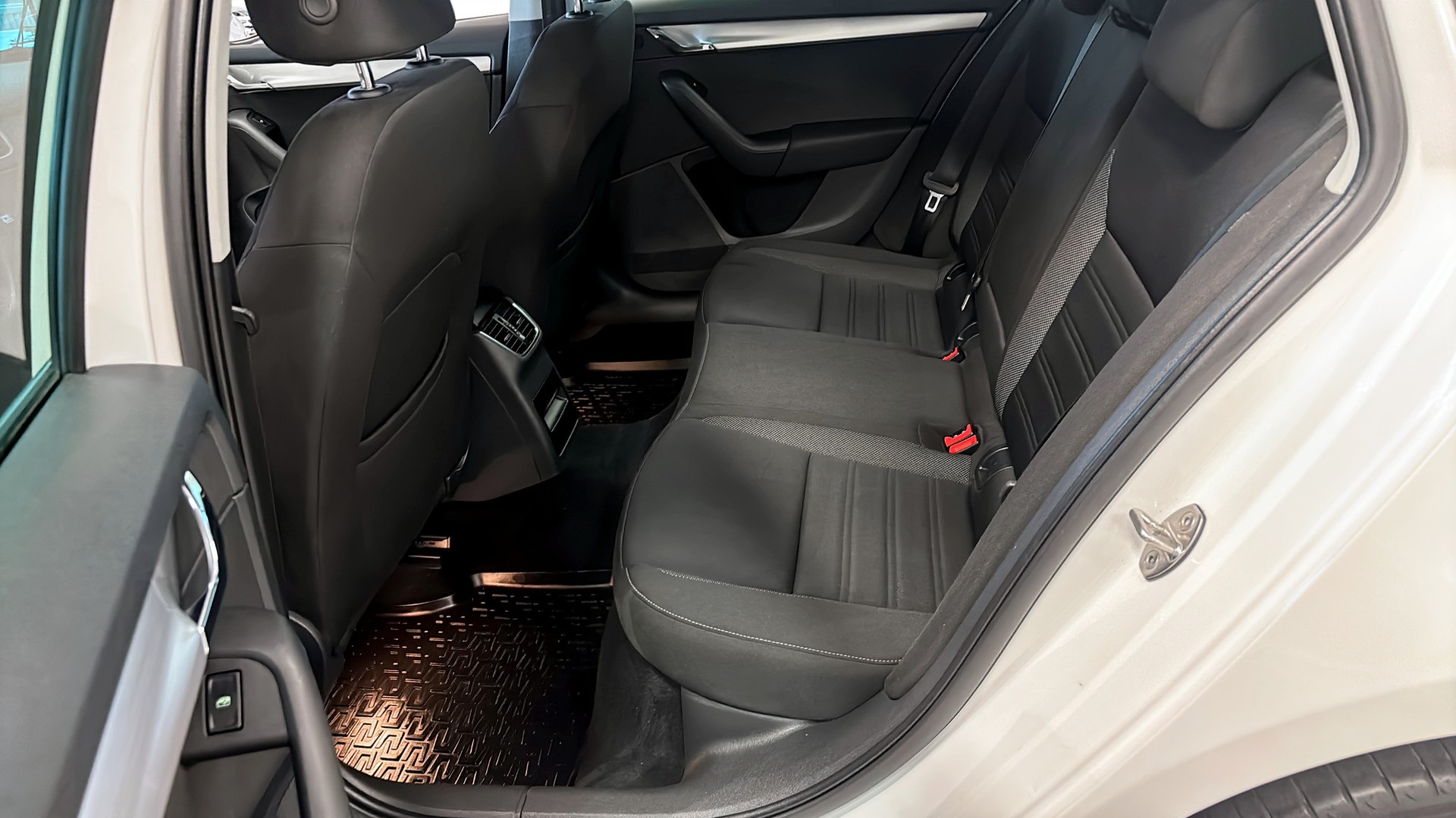 Skoda Octavia Combi YTD303