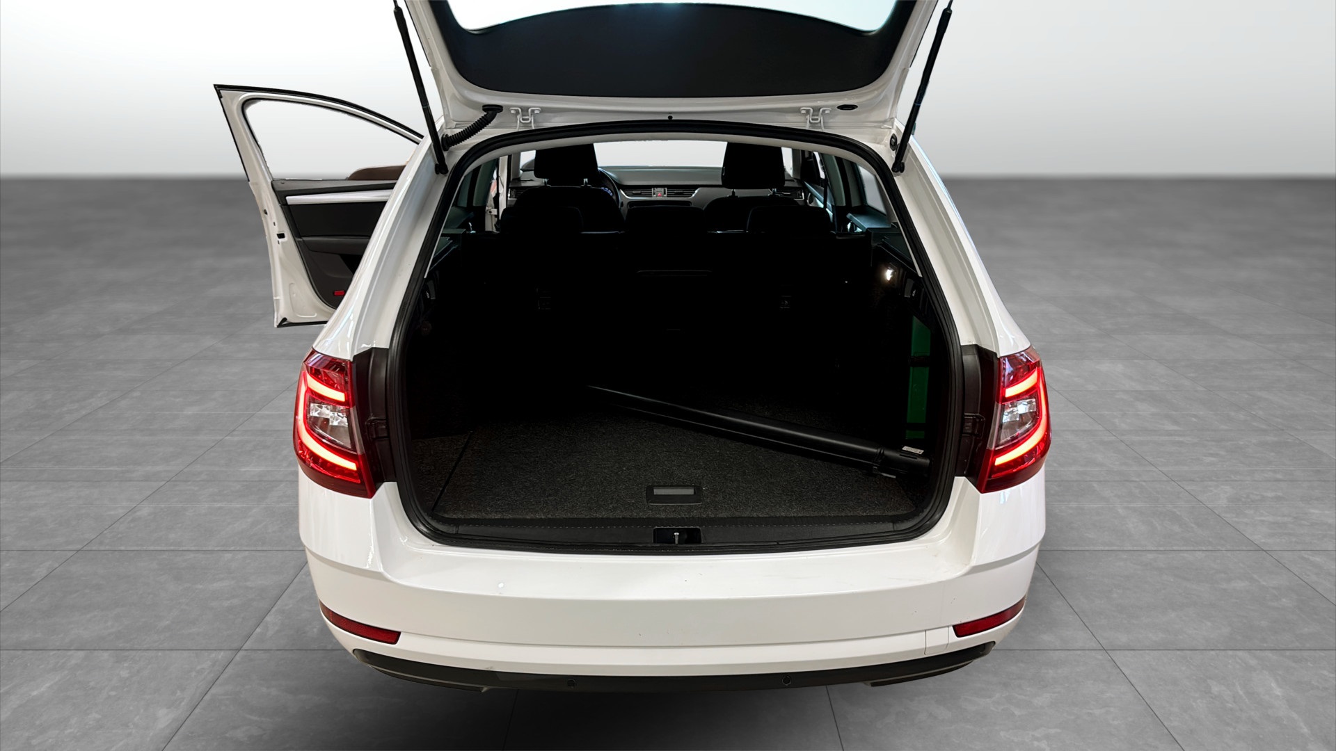 Skoda Octavia Combi YTD303