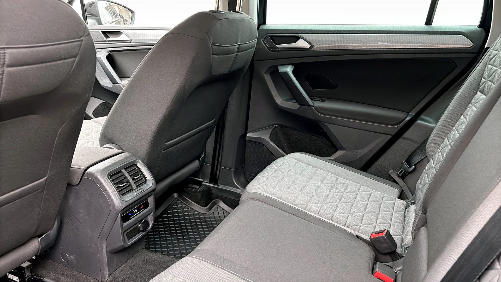 Volkswagen Tiguan YUJ03J