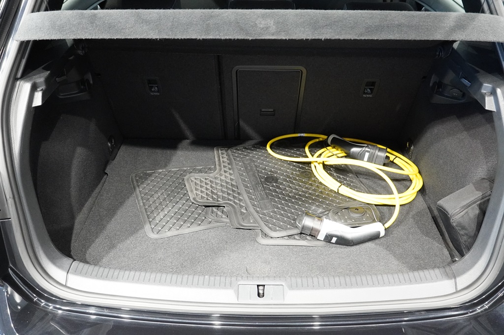 Volkswagen Golf YWE01C