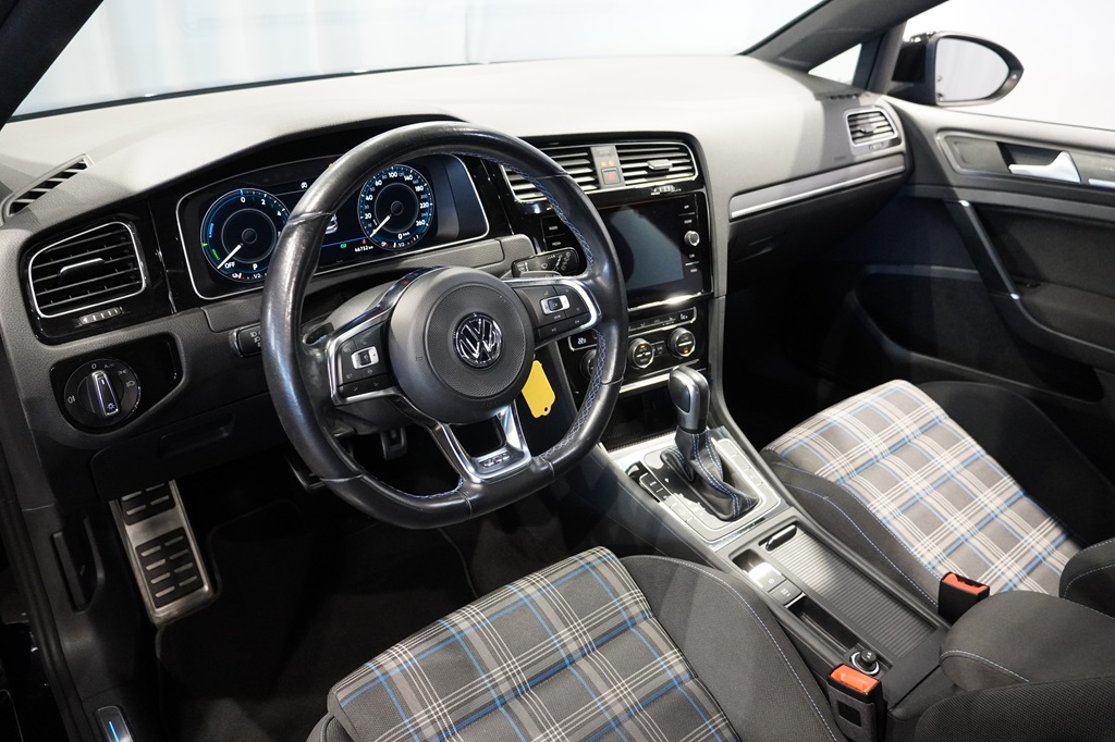 Volkswagen Golf YWE01C