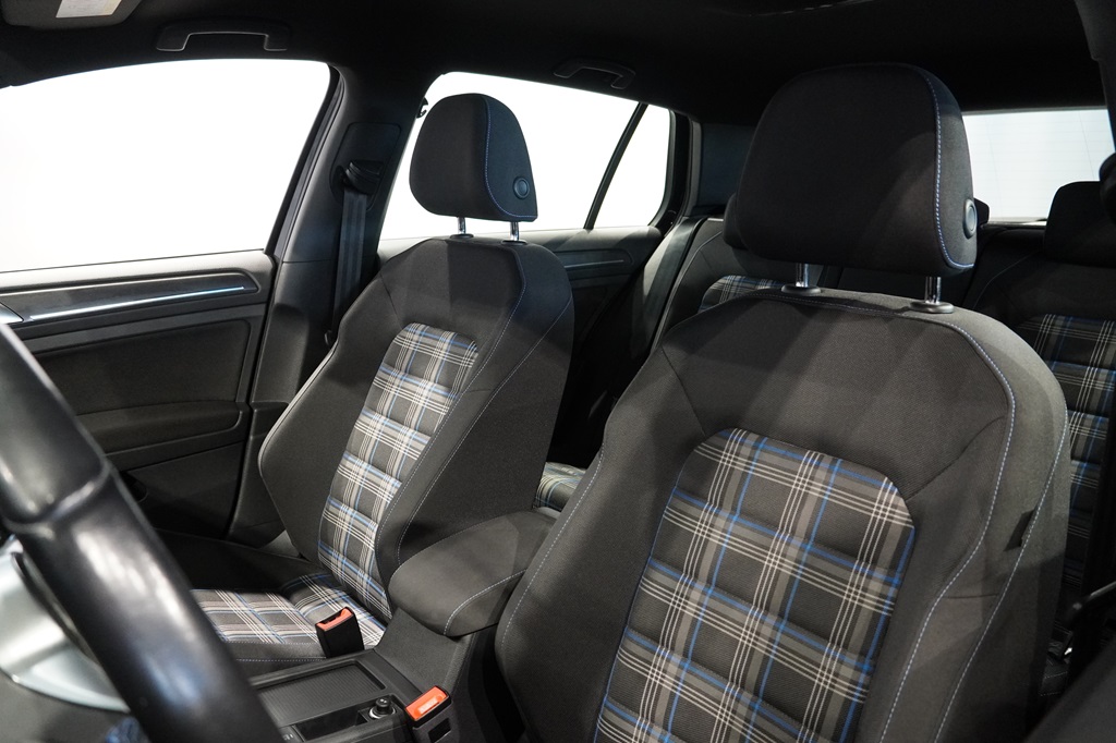 Volkswagen Golf YWE01C