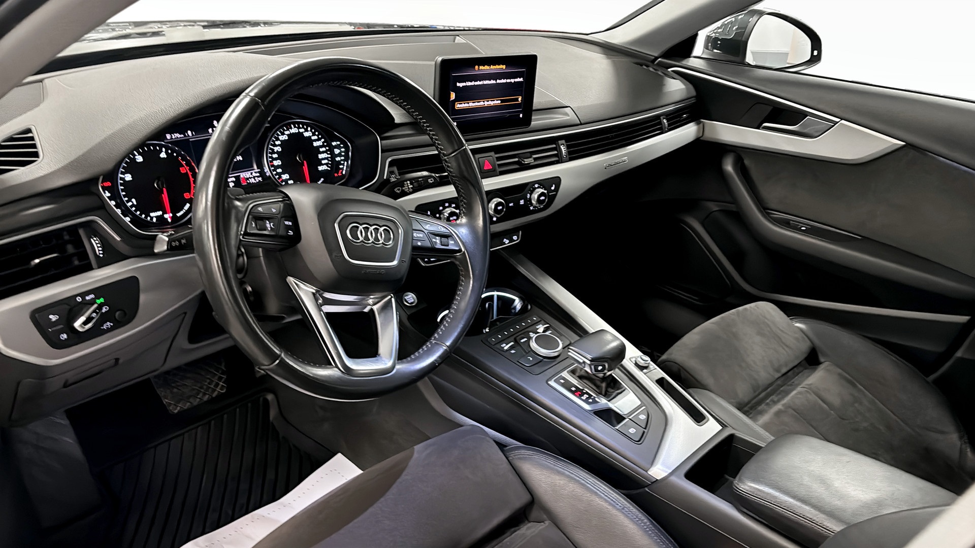 Audi A4 Avant YWE846