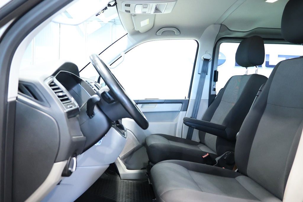 Volkswagen T6 Transporter Kombi YXP990