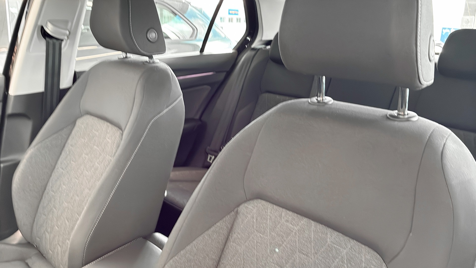 Volkswagen Golf YYH70W