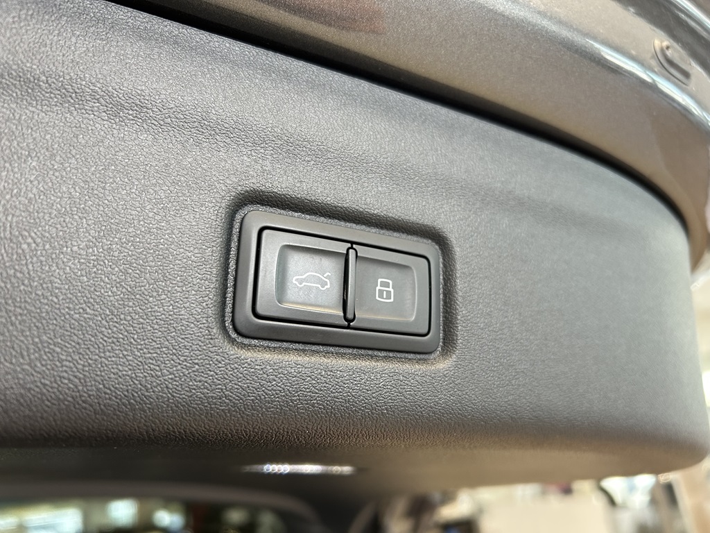 Audi Q6 e-tron YYJ42U