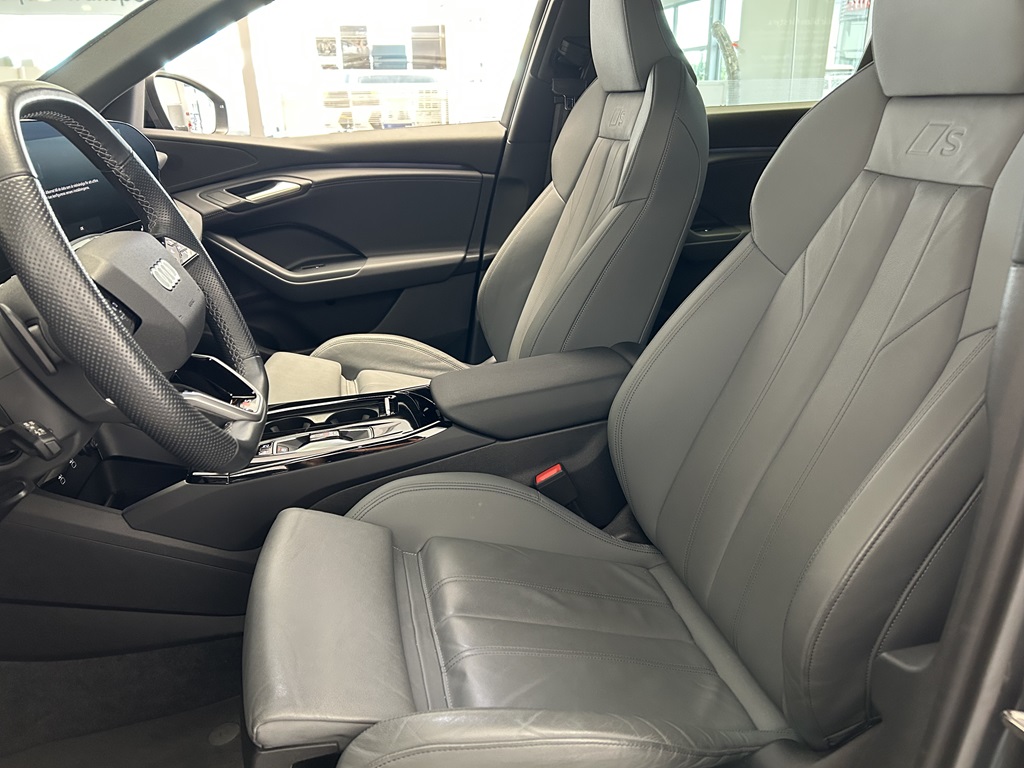 Audi Q6 e-tron YYJ42U