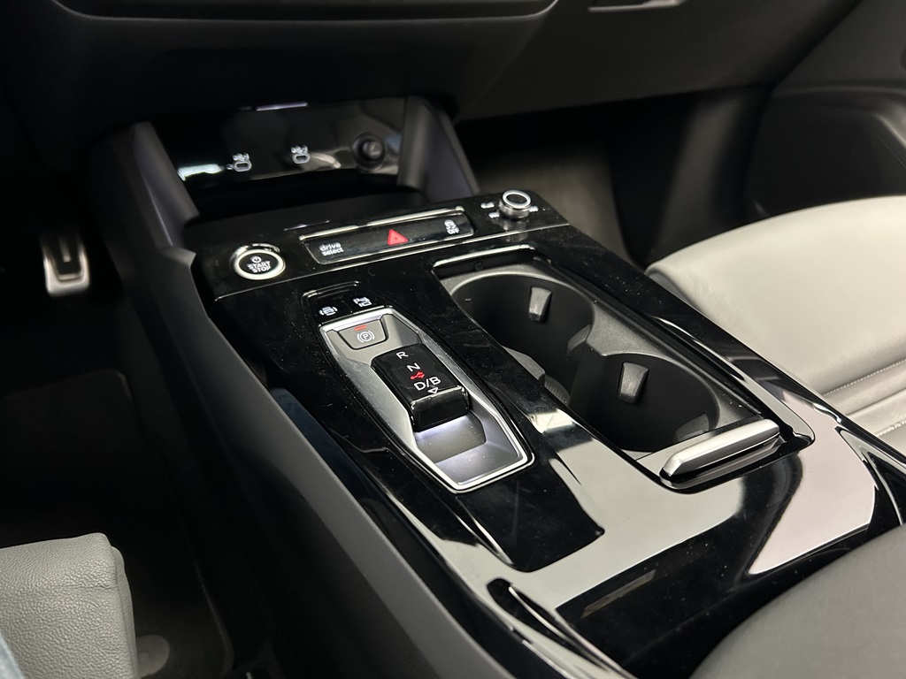 Audi Q6 e-tron YYJ42U