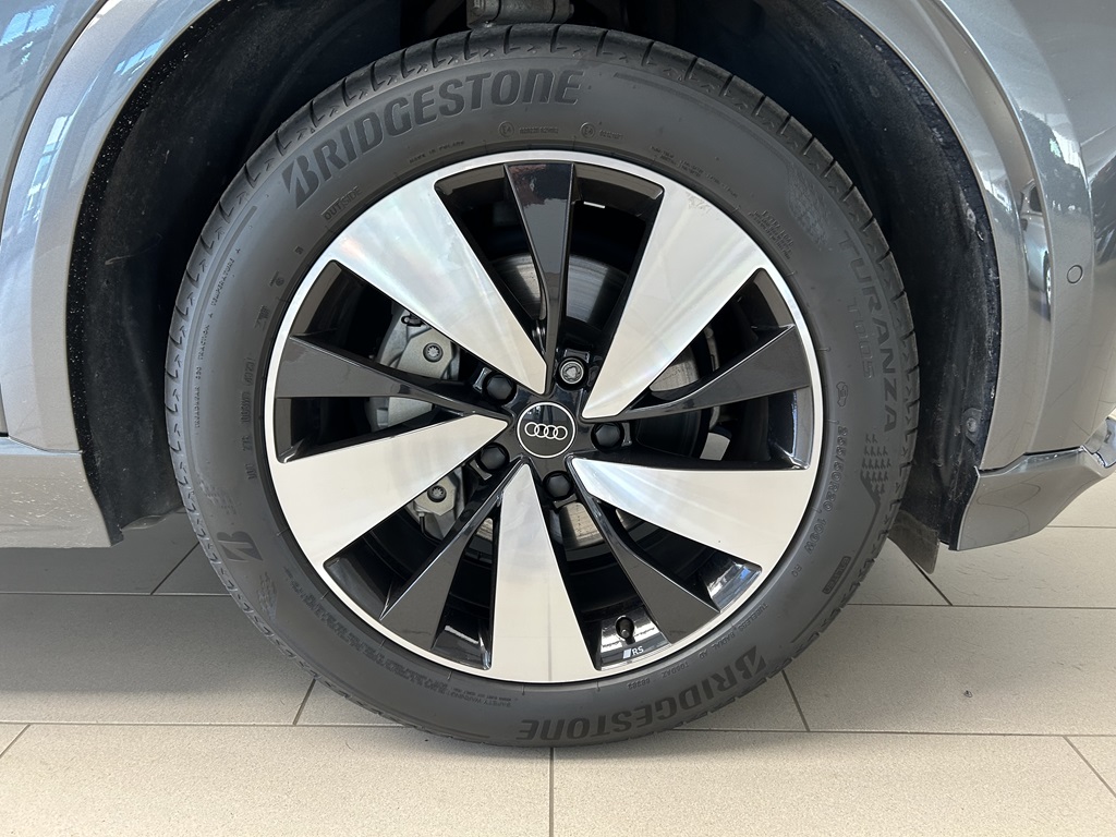 Audi Q6 e-tron YYJ42U
