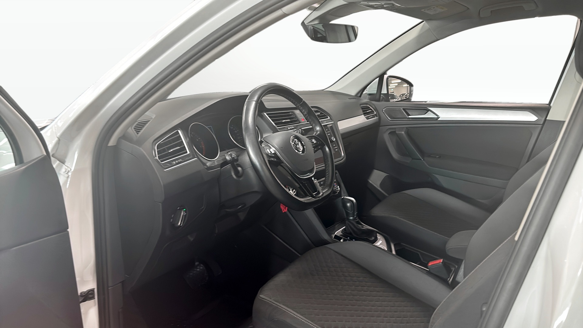 Volkswagen Tiguan YZA706