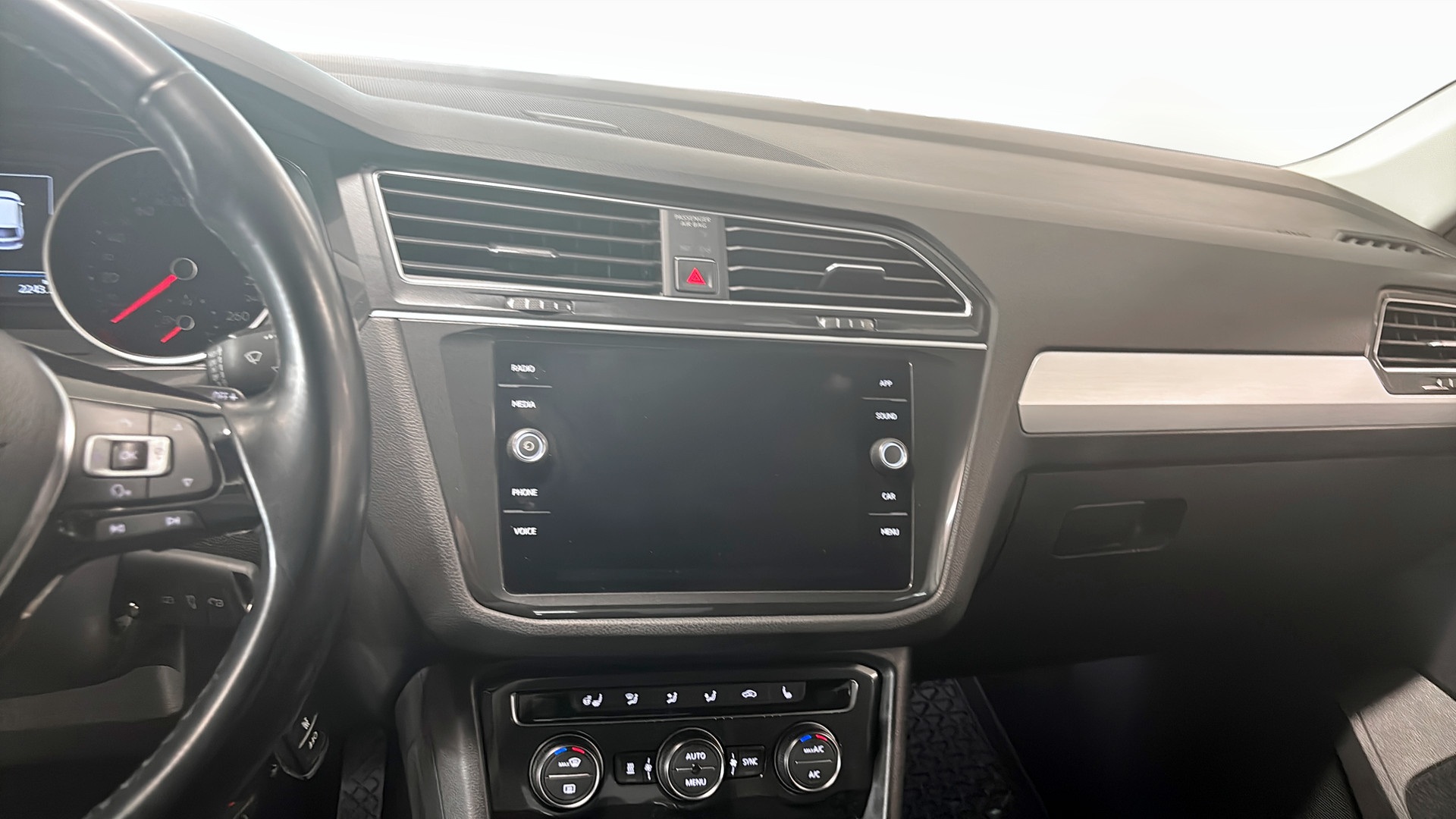 Volkswagen Tiguan YZA706