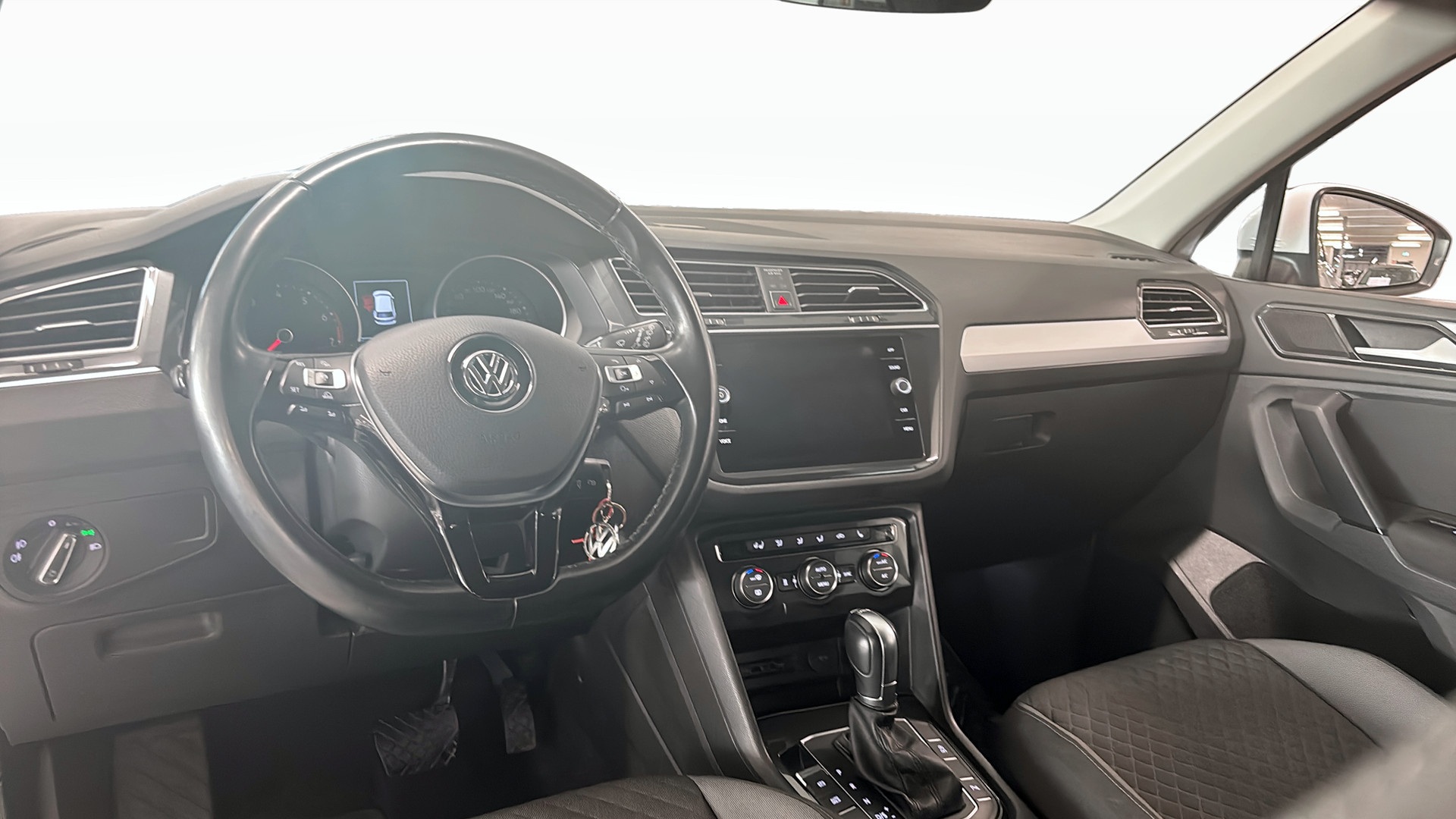 Volkswagen Tiguan YZA706