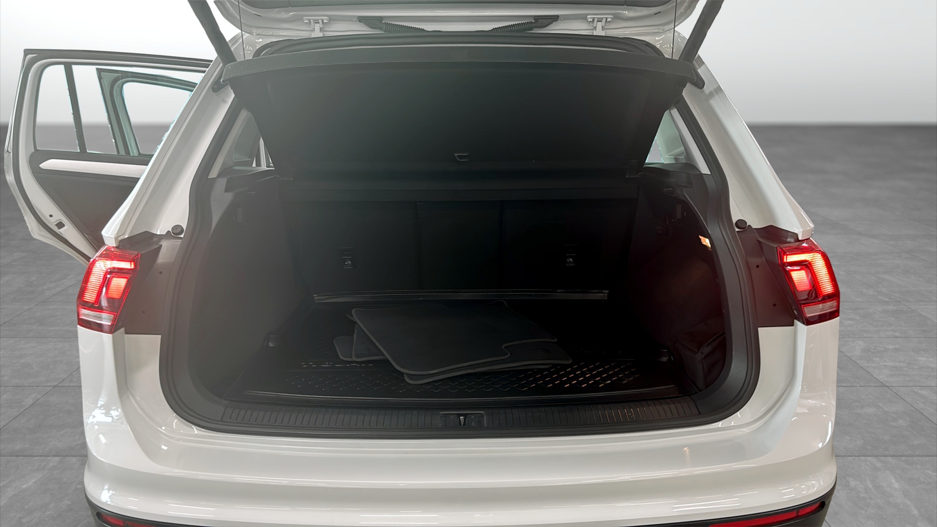 Volkswagen Tiguan YZA706