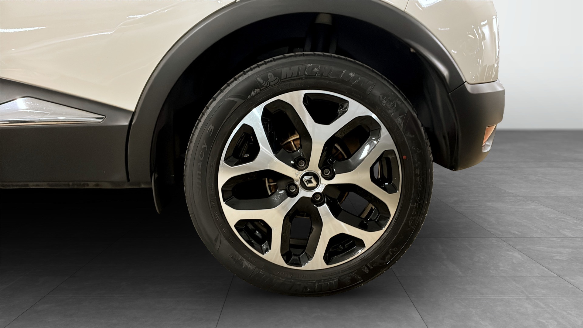Renault Captur YZG872