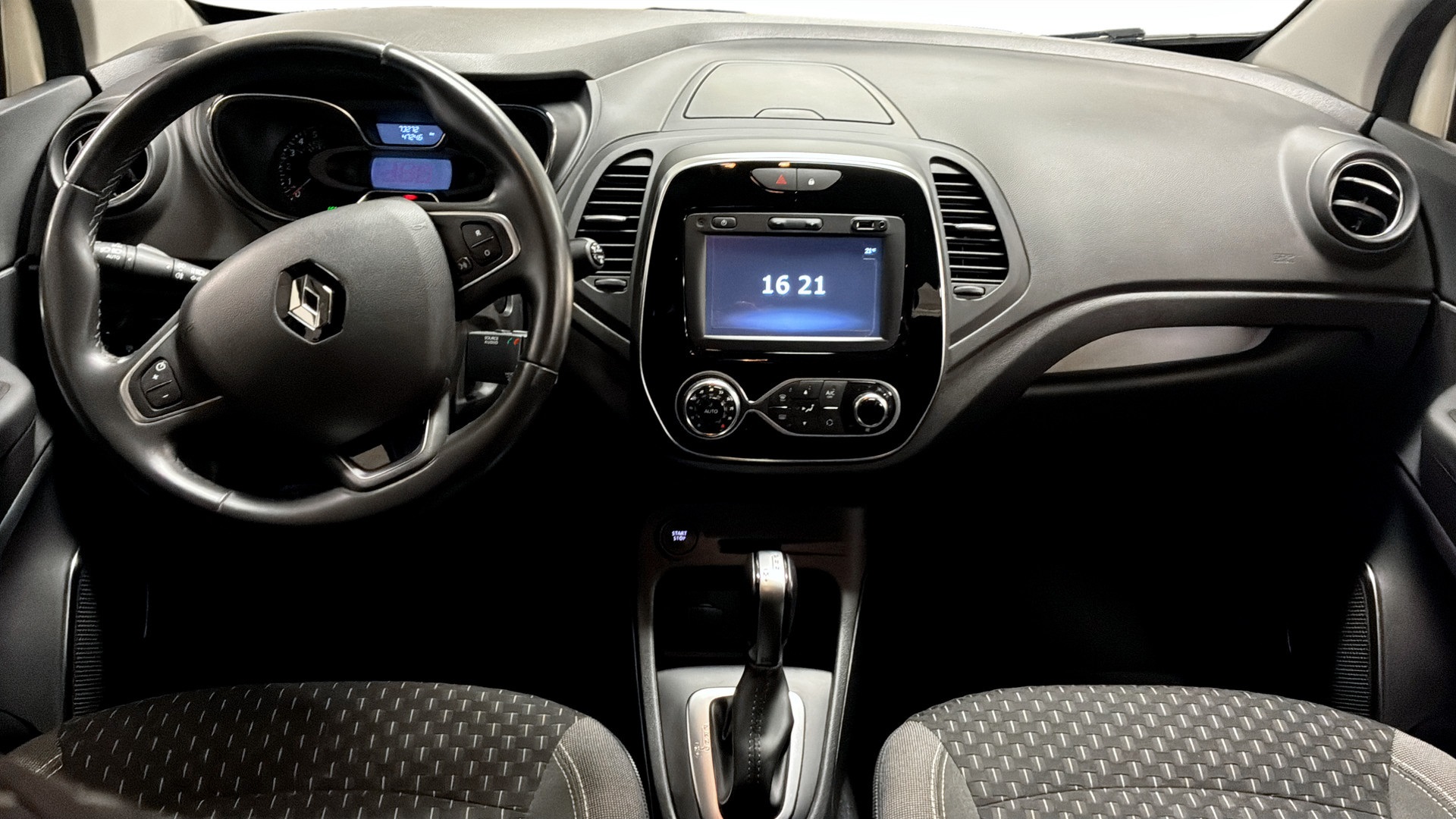 Renault Captur YZG872