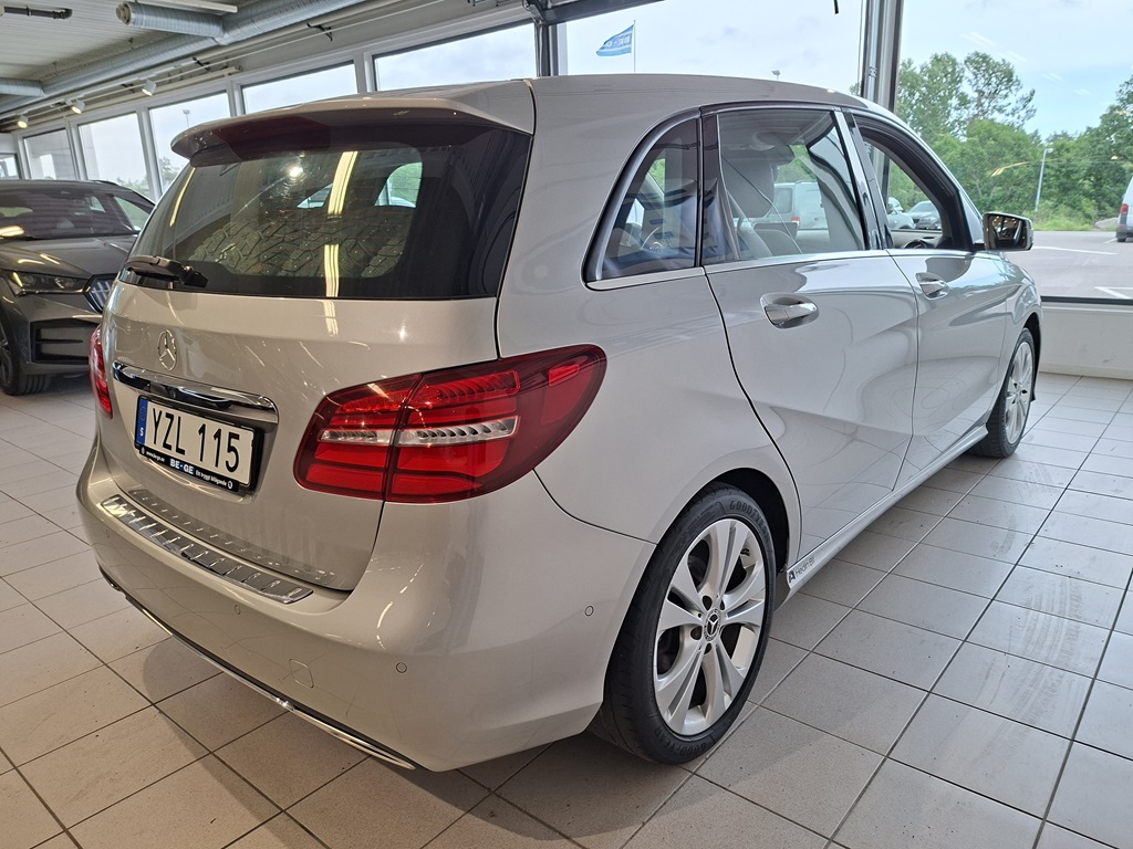 Mercedes B 180 YZL115