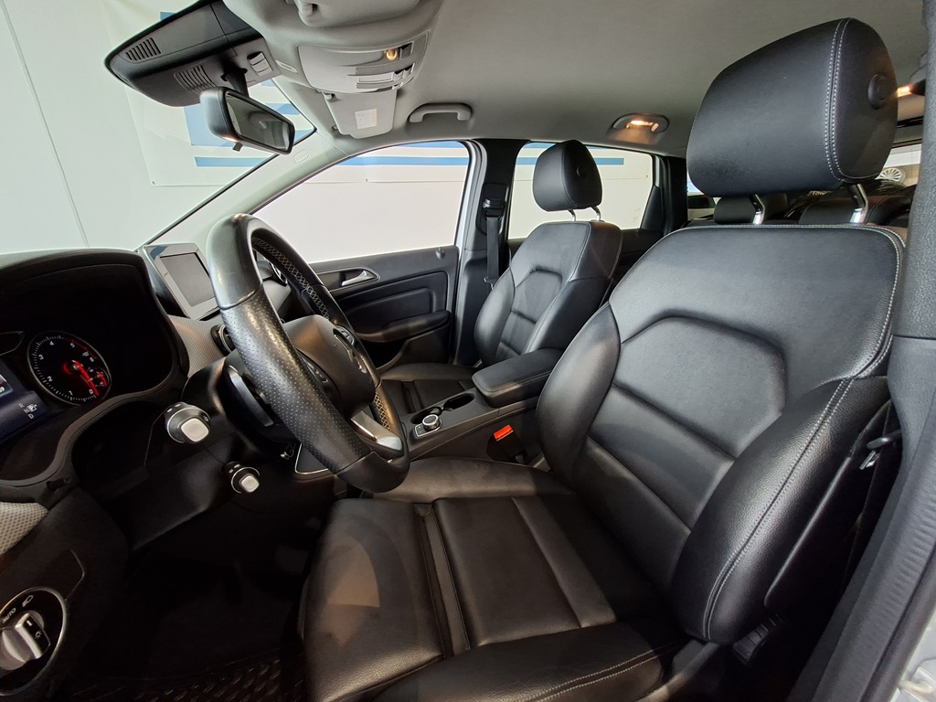Mercedes B 180 YZL115