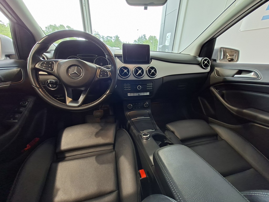 Mercedes B 180 YZL115