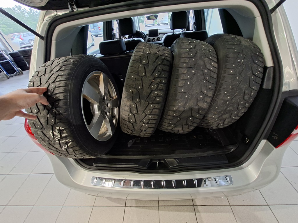 Mercedes B 180 YZL115