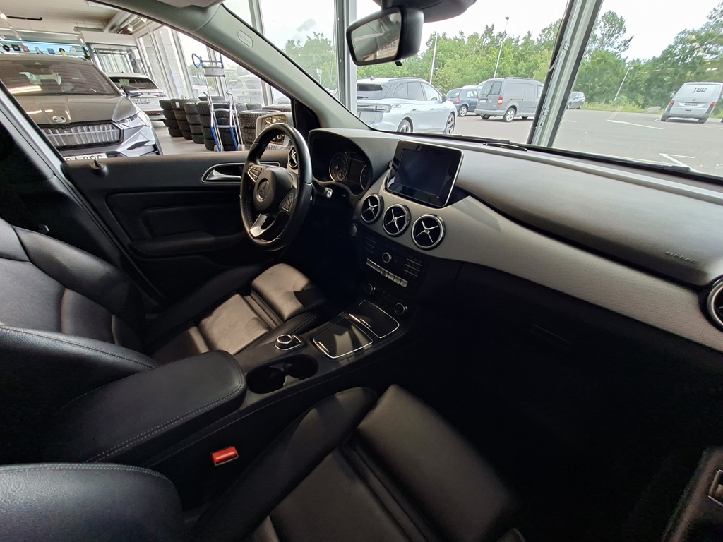 Mercedes B 180 YZL115