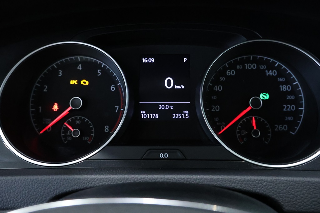 Volkswagen Golf ZAO423