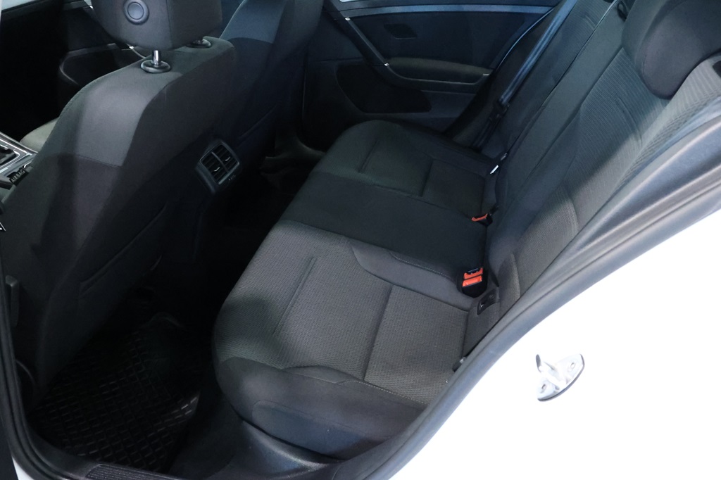 Volkswagen Golf ZAO423