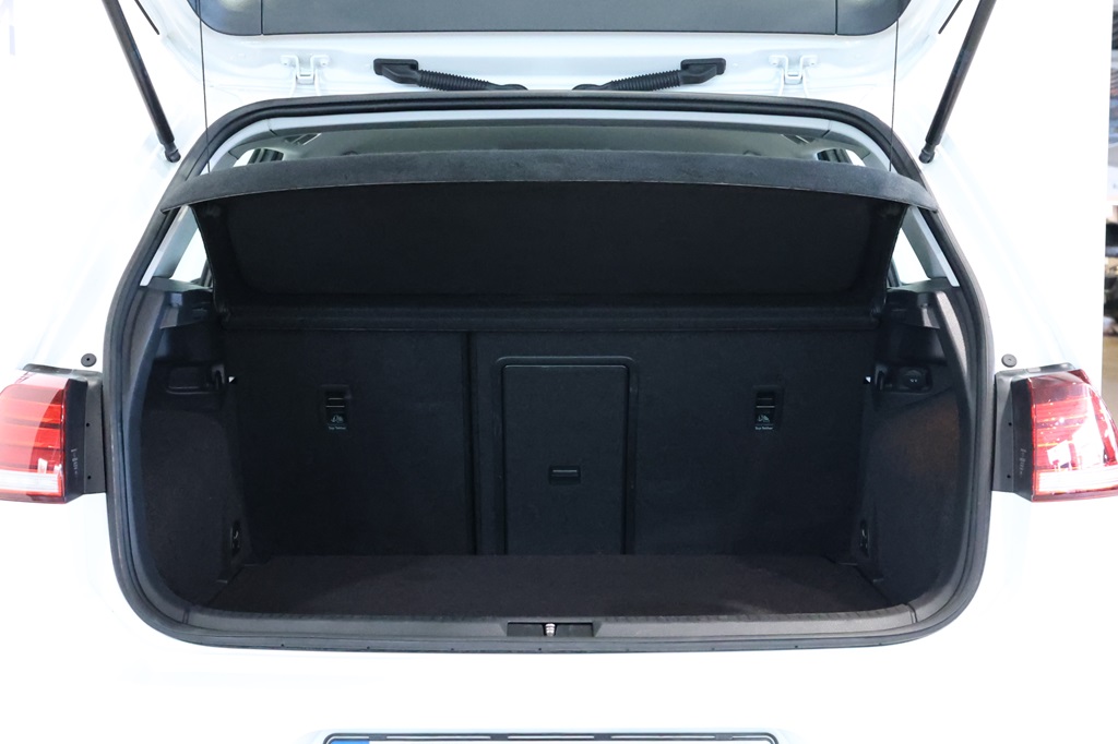 Volkswagen Golf ZAO423